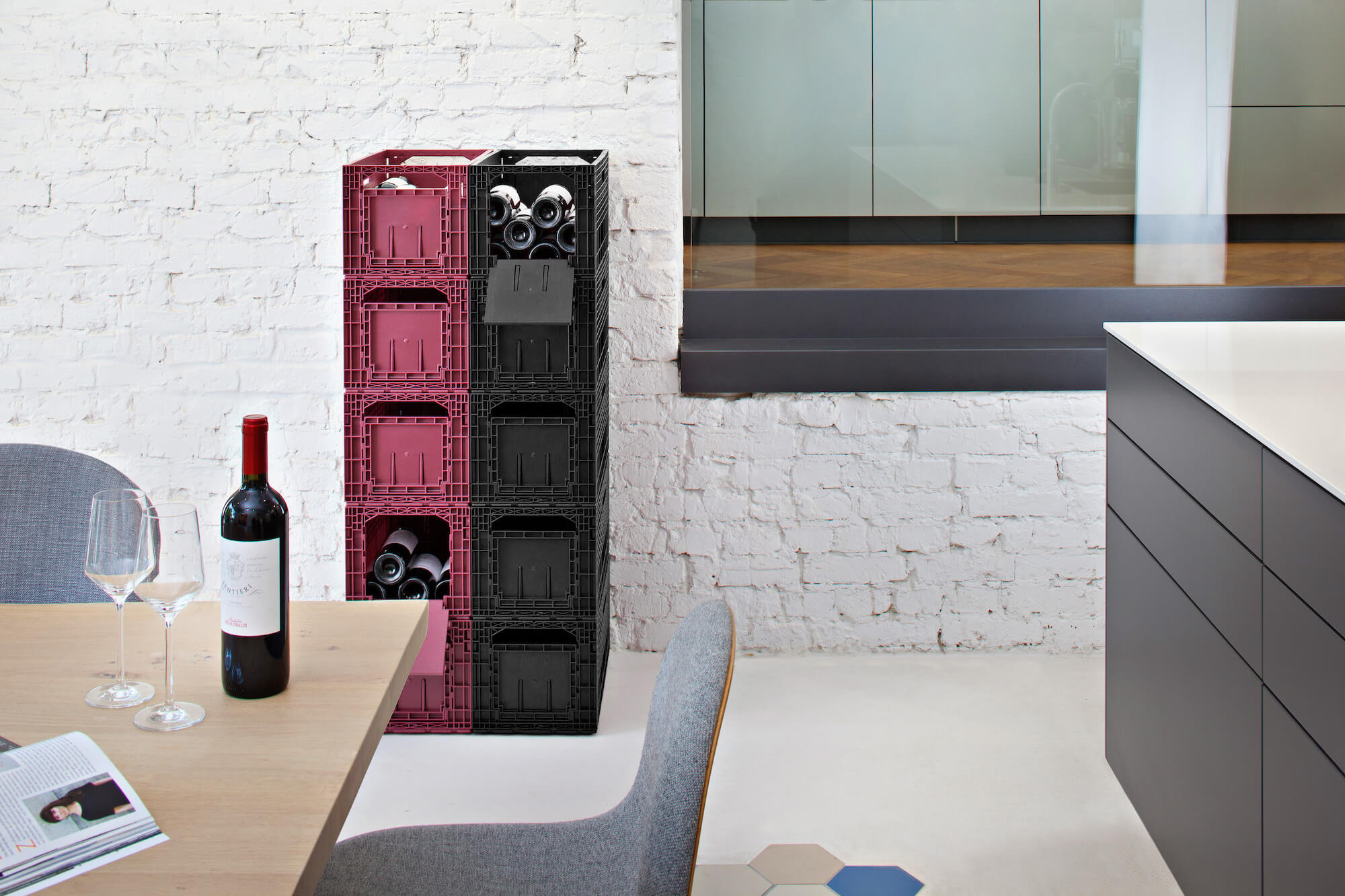 Weinbox – black – red – stacked – dining room