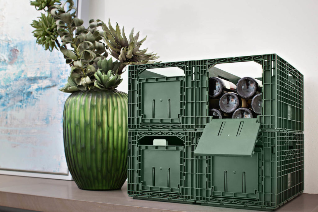 Weinbox - green - stacked - table - plant
